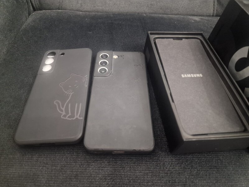 Samsung Galaxy S22 – 256 GB – negru/alb – cutie + huse + folie protectie