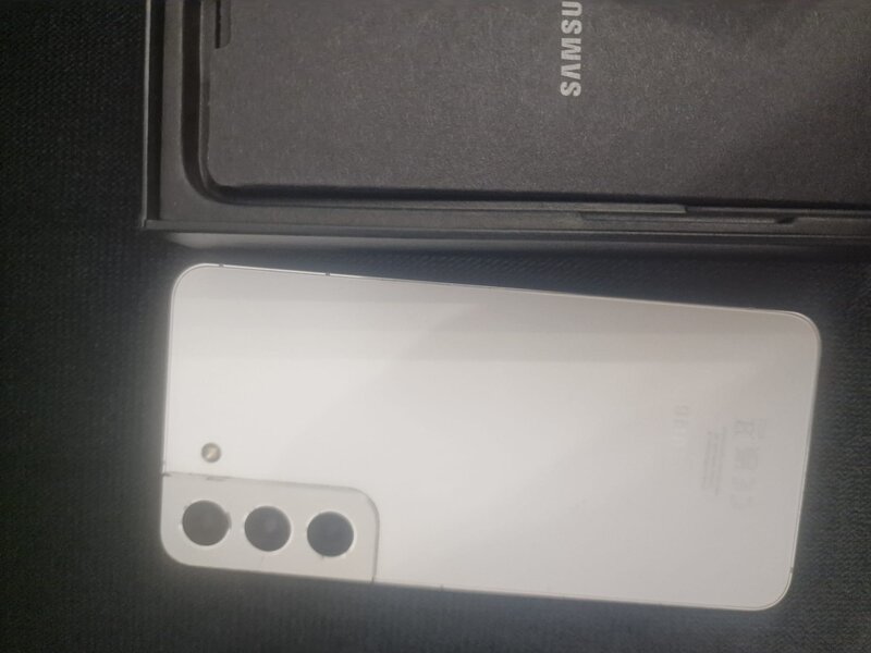 Samsung Galaxy S22 – 256 GB – negru/alb – cutie + huse + folie protectie